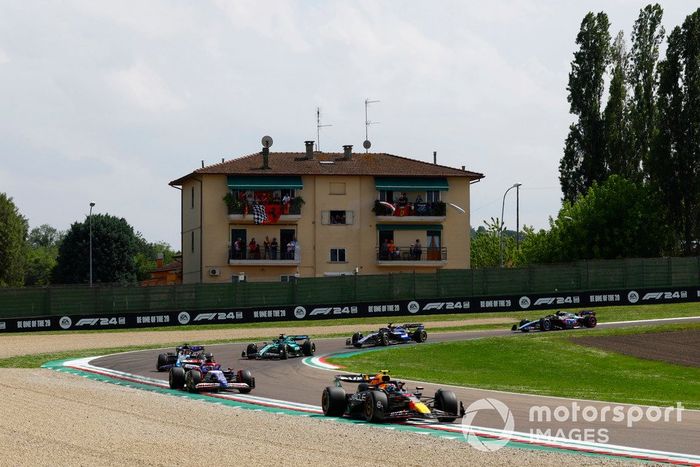 Sergio Pérez, Red Bull Racing RB20, Daniel Ricciardo, RB F1 Team VCARB 01, Esteban Ocon, Alpine A524