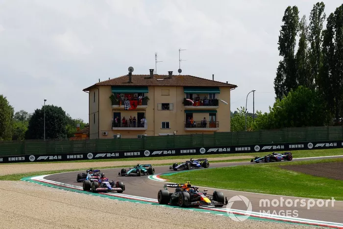 Sergio Pérez, Red Bull Racing RB20, Daniel Ricciardo, RB F1 Team VCARB 01, Esteban Ocon, Alpine A524