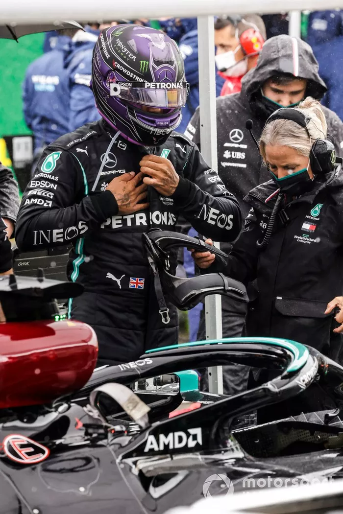 Lewis Hamilton, de Mercedes, y Angela Cullen, fisioterapeuta de Lewis Hamilton, en la parrilla de salida