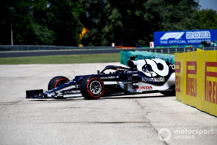 Yuki Tsunoda, AlphaTauri AT02, hace un trompo en la práctica