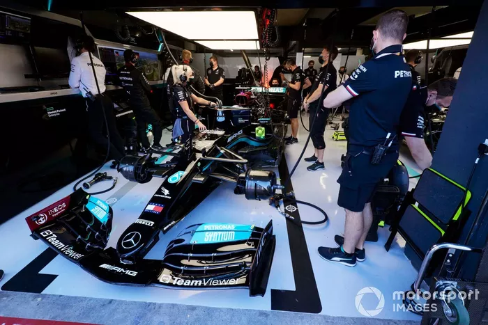 Angela Cullen, fisioterapeuta de Lewis Hamilton, y los mecánicos en el garaje