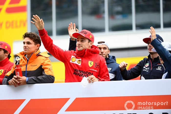Lando Norris, McLaren, y Charles Leclerc, Ferrari, en el desfile de pilotos