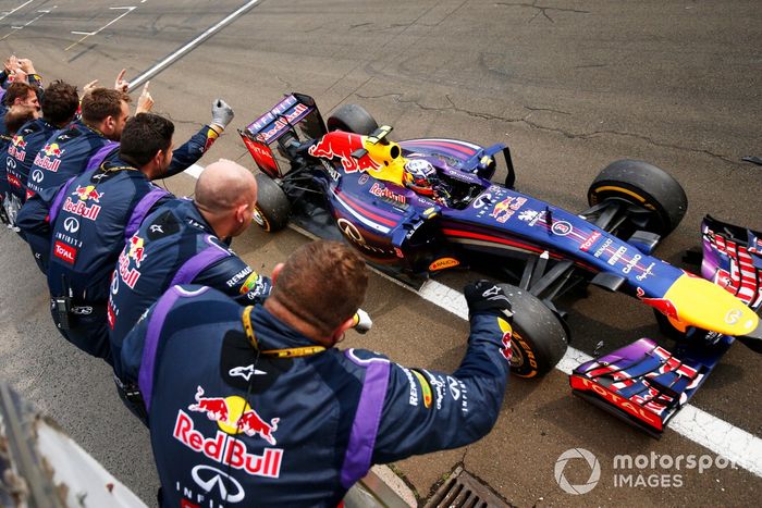 Daniel Ricciardo, Red Bull Racing RB10 Renault, 1ª posición, cruza la línea de meta mientras su equipo le anima desde el muro de boxes