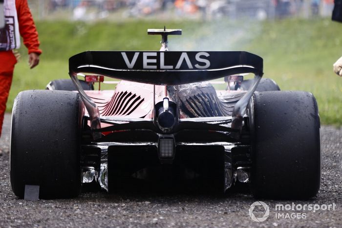 El coche quemado de Carlos Sainz, Ferrari F1-75, tras un incendio que provoca su retirada