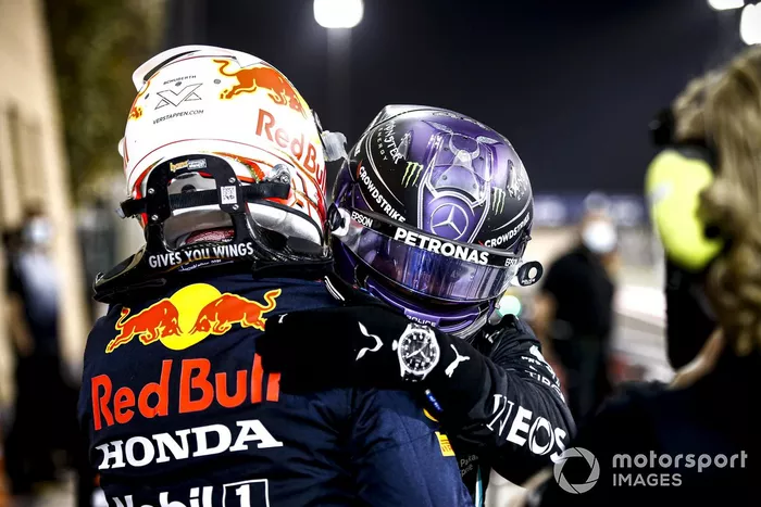 Segundo lugar Max Verstappen, Red Bull Racing, y el ganador Lewis Hamilton, Mercedes, en Parc Ferme