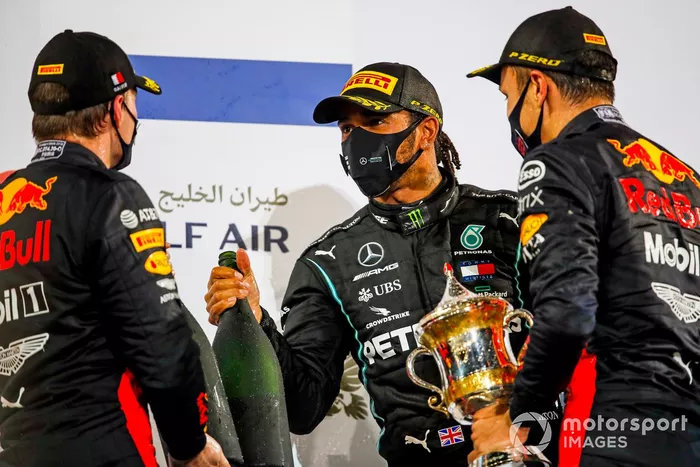 Podio: segundo lugar Max Verstappen, Red Bull Racing, ganador Lewis Hamilton, Mercedes-AMG F1 y el tercer lugar Alex Albon, Red Bull Racing