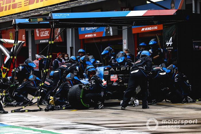 Fernando Alonso, Alpine A521 pit stop