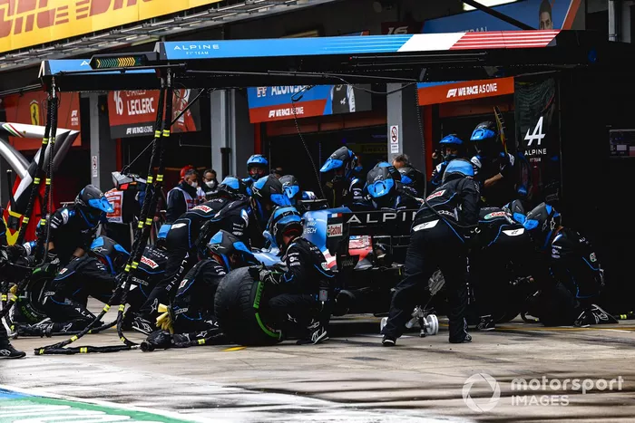 Fernando Alonso, Alpine A521 pit stop