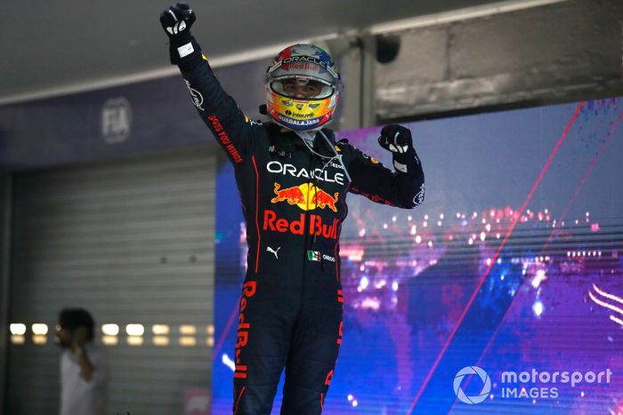 Ganador Sergio Pérez, Red Bull Racing, celebra en Parc Ferme