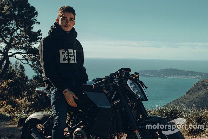 Charles Leclerc con la Apex 2.0 Husqvarna Vitpilen 701