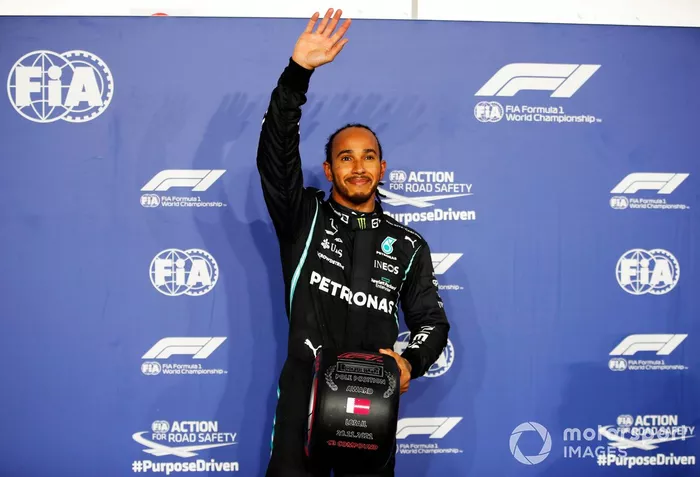 Ganador de la pole Lewis Hamilton, Mercedes, con el trofeo Pirelli Pole Position