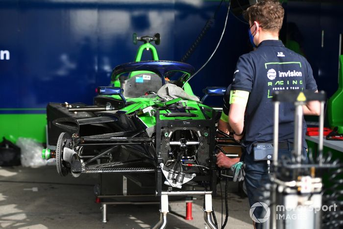 Mecánico trabajando en el coche de Nick Cassidy, Envision Racing, Audi e-tron FE07