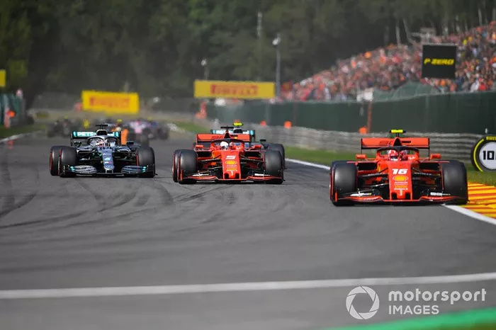 Charles Leclerc, Ferrari SF90, precede Sebastian Vettel, Ferrari SF90, Lewis Hamilton, Mercedes AMG F1 W10 e Valtteri Bottas, Mercedes AMG W10 