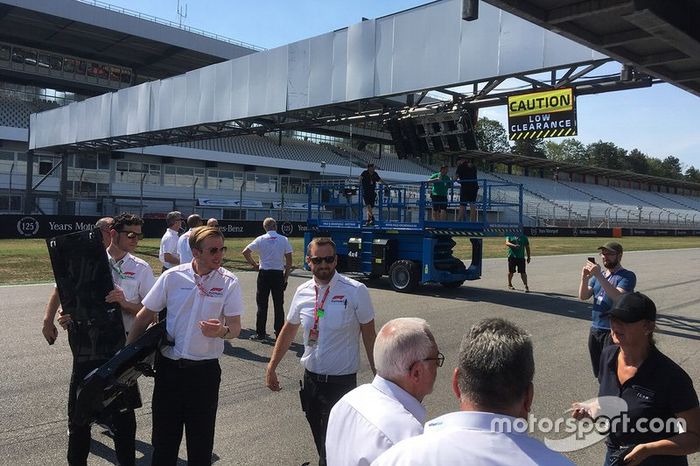 Técnicos da F1 reparando as luzes de largada quebradas