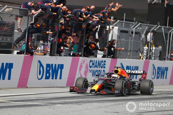 Ganador Max Verstappen, Red Bull Racing RB16B cruza la meta frente a su equipo
