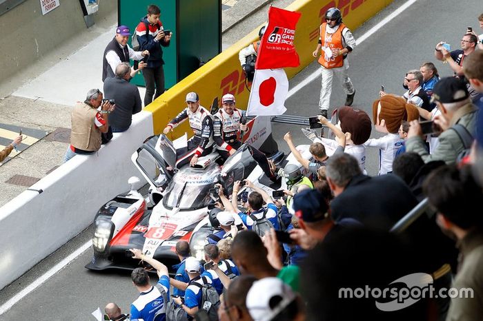 El ganador: #8 Toyota Gazoo Racing Toyota TS050: Sébastien Buemi, Kazuki Nakajima, Fernando Alonso