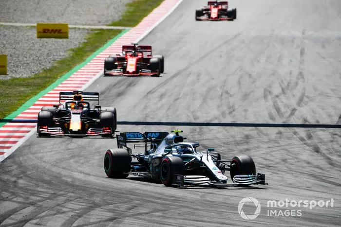 Valtteri Bottas, Mercedes AMG W10, guida Max Verstappen, Red Bull Racing RB15, e Sebastian Vettel, Ferrari SF90