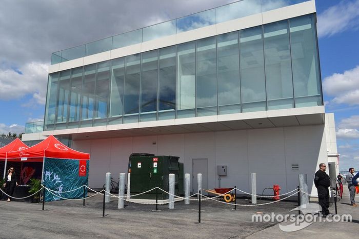 Vista general del edificio de boxes de Montreal