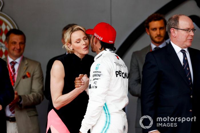 Ganador de la carrera Lewis Hamilton, Mercedes AMG F1 es recibido en el podio por la princesa Charlene de Mónaco
