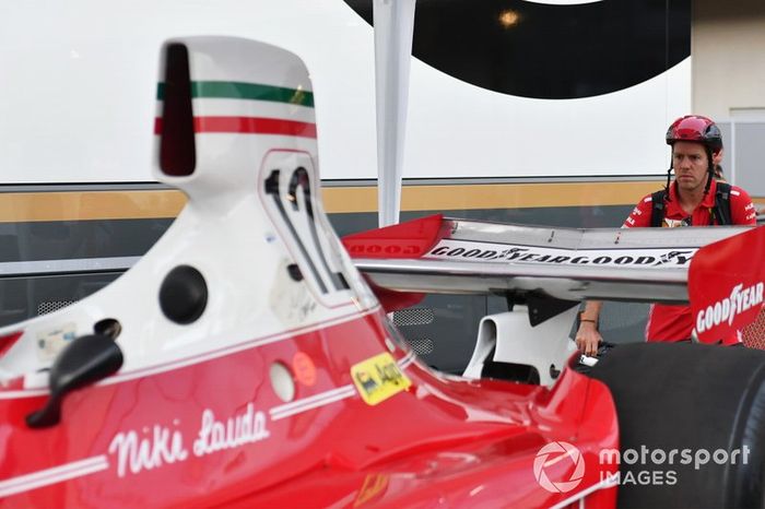 Sebastian Vettel, Ferrari guarda la Ferrari 312T di Niki Lauda all'esposizione nel paddock