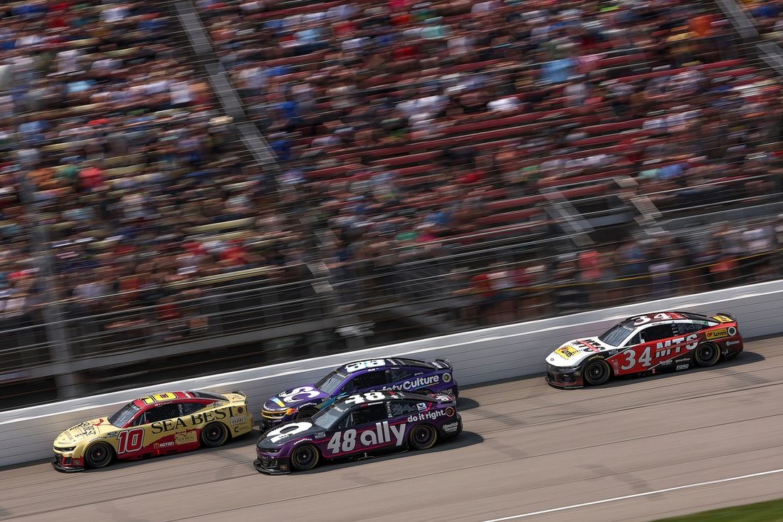 Ty Dillon, Kaulig Racing Chevrolet, Shane van Gisbergen, Trackhouse Racing Chevrolet, Todd Gilliland, Front Row Motorsports Ford