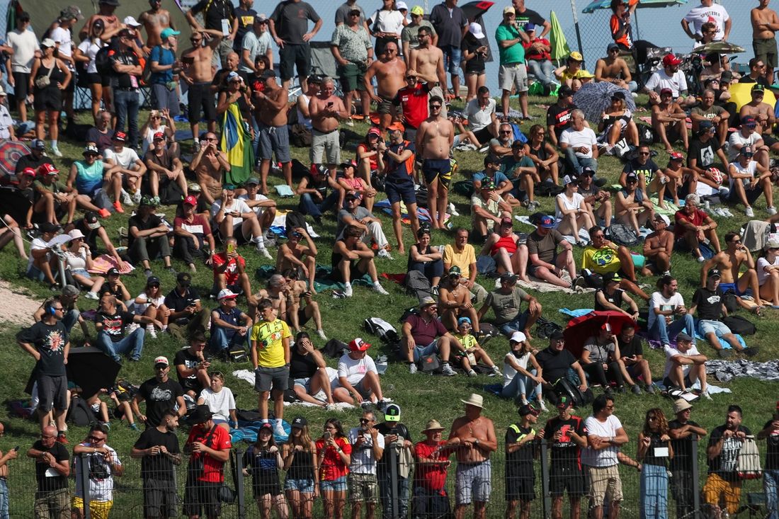 Kibice oglądają ze wzgórza kwalifikacje przed wyścigiem MotoGP w San Marino.