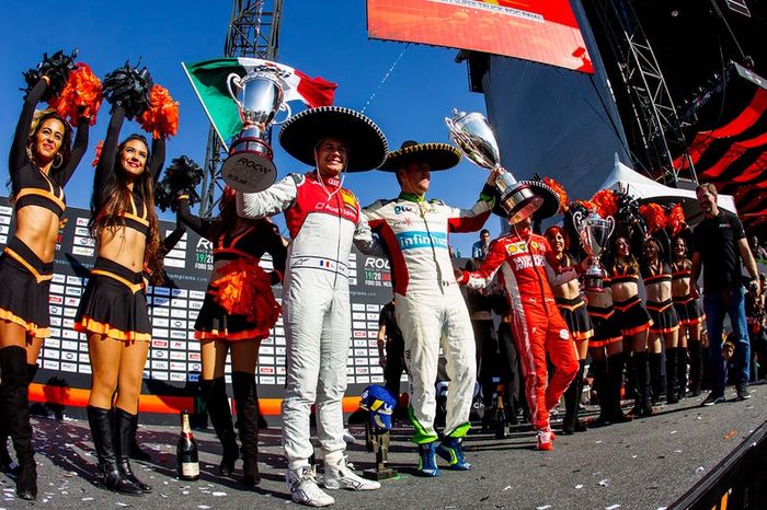 Ganador, Benito Guerra celebra con Loic Duval y Sebastian Vettel