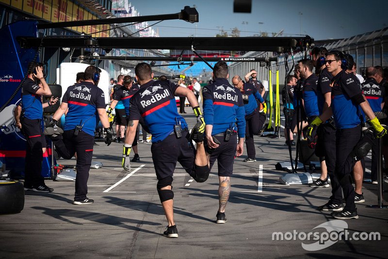 Les membres de l'équipe Toro Rosso