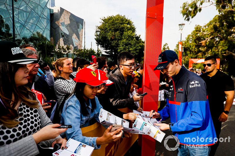 Daniil Kvyat, Toro Rosso, firma autografi ai tifosi all'evento a Federation Square