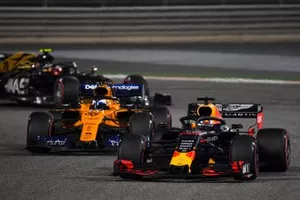 Max Verstappen, Red Bull Racing RB15, devant Carlos Sainz Jr., McLaren MCL34, et Kevin Magnussen, Haas F1 Team VF-19