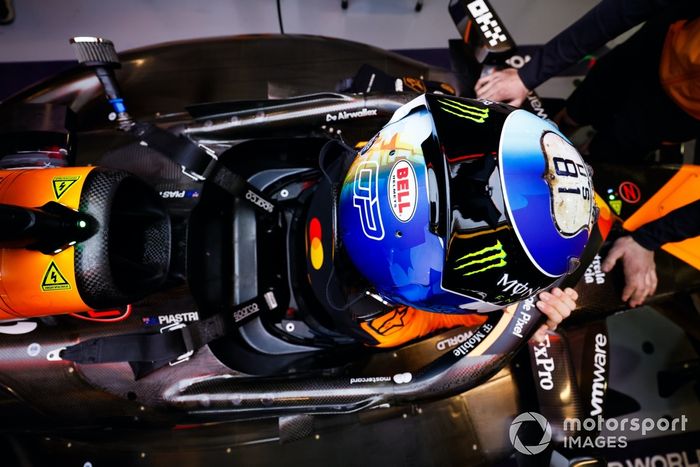Oscar Piastri, McLaren F1 Team, se acomoda en su asiento