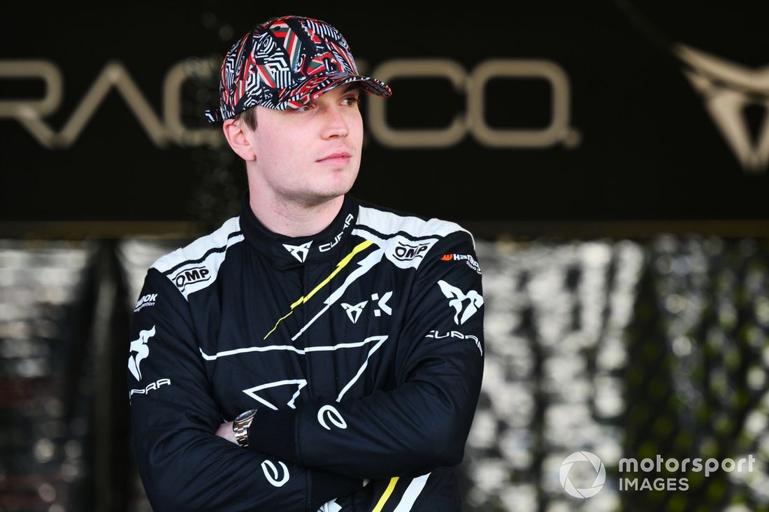 Dan Ticktum , CUPRA KIRO przygląda się z boku