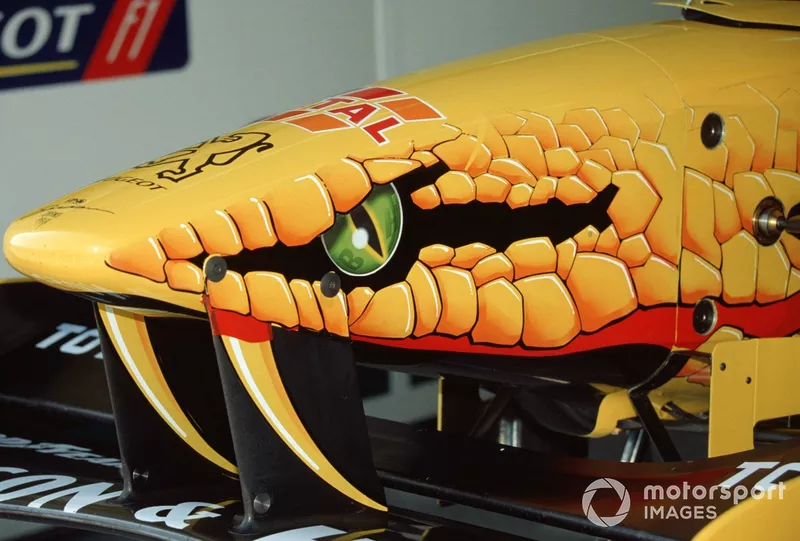 2025年は”巳年”だから蛇のF1……大胆なノーズ先端カラーリングの