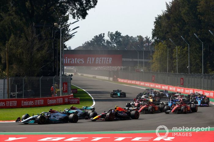 George Russell, Mercedes W13, Lewis Hamilton, Mercedes W13, Sergio Pérez, Red Bull Racing RB18, Charles Leclerc, Ferrari F1-75, Carlos Sainz, Ferrari F1-75, el resto en la salida