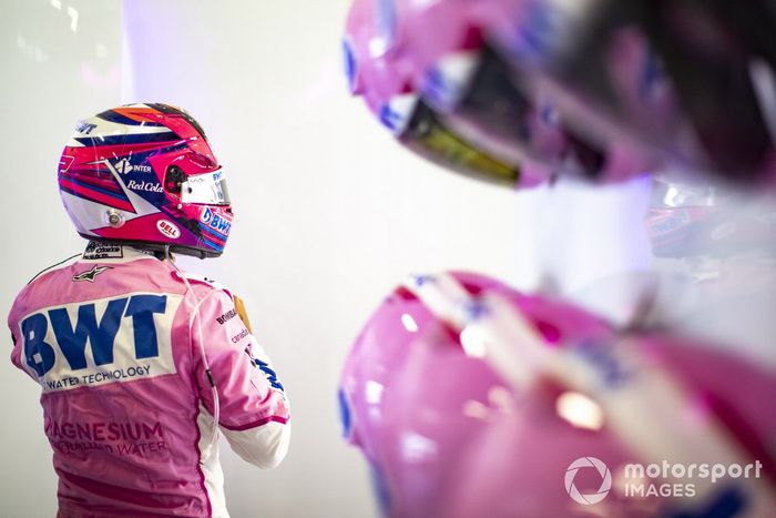 Sergio Pérez, de Racing Point, se pone el casco en el garaje
