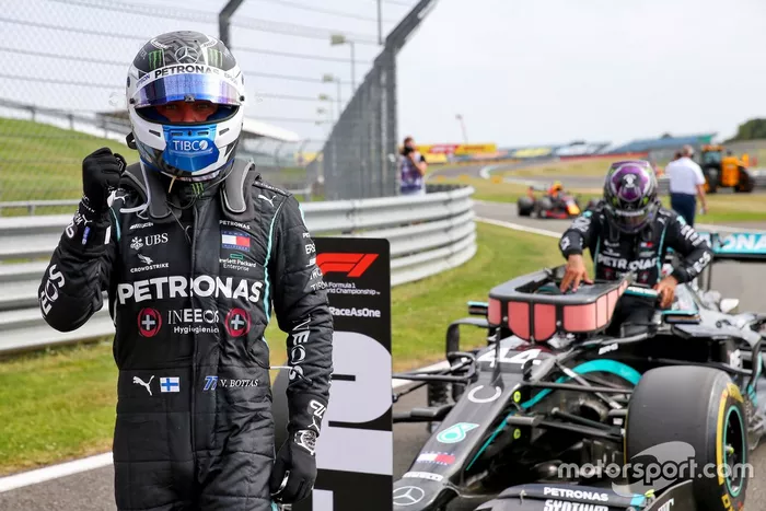 Ganador de la pole Valtteri Bottas, Mercedes AMG F1 celebra en Parc Ferme