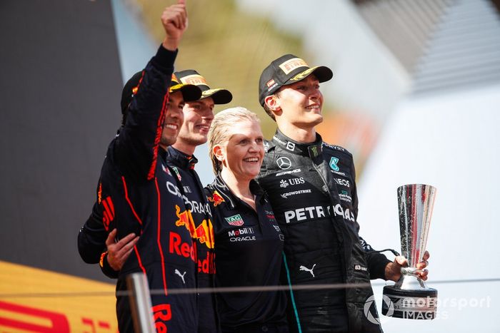 Podio: segundo lugar Sergio Pérez, Red Bull Racing, ganador Max Verstappen, Red Bull Racing, Joanna Fleet, Jefa de RRHH, Red Bull Racing, y tercer lugar George Russell, Mercedes-AMG