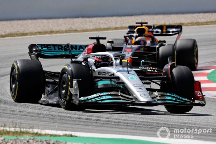 George Russell, Mercedes W13 y Max Verstappen, Red Bull Racing RB18 