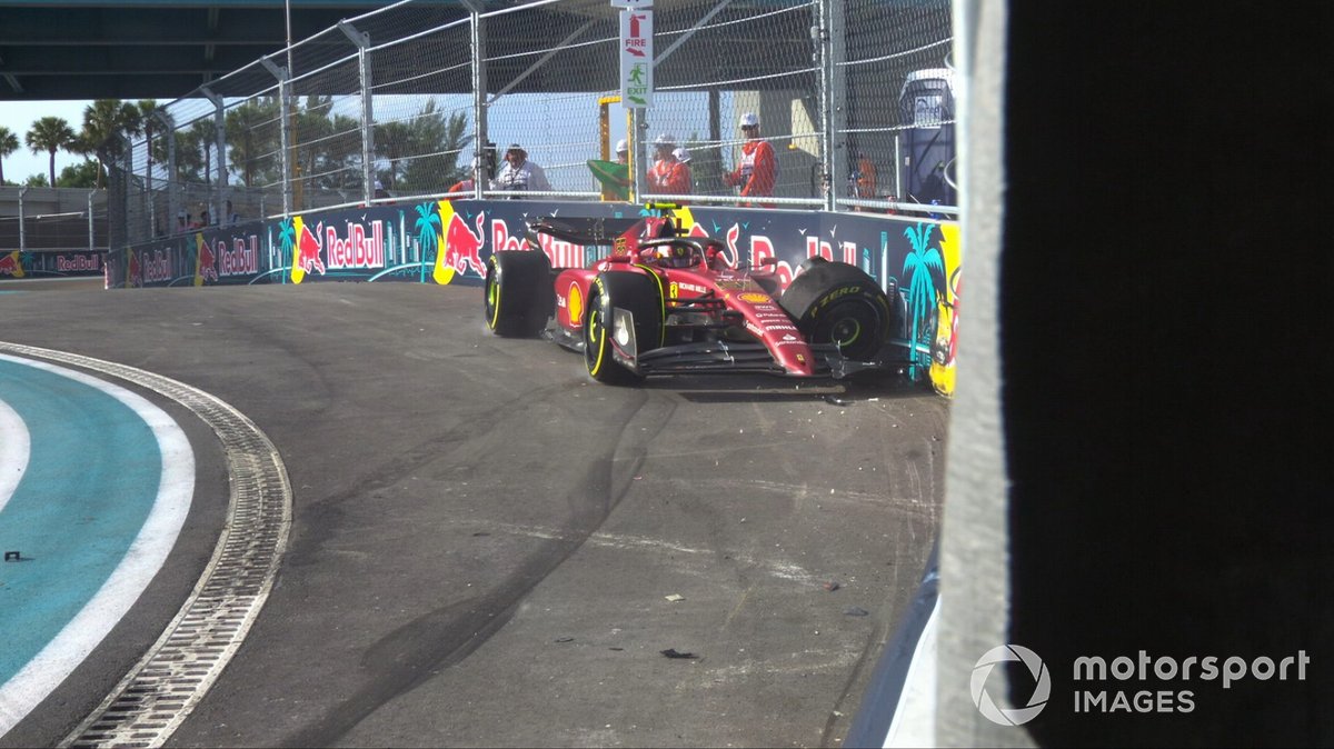 Carlos Sainz subito dopo aver sbattuto con la Ferrari F1-75 a Miami