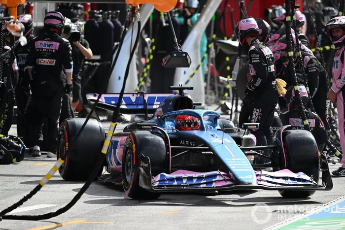 Esteban Ocon, Alpine A523, sale de su box