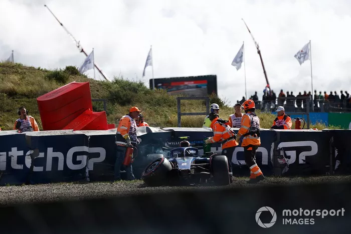 Los comisarios retiran el coche de Logan Sargeant, Williams FW45, tras un accidente en la Q3