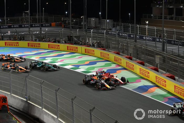 Sergio Pérez, Red Bull Racing RB20, lucha con Charles Leclerc, Ferrari SF-24, en la salida