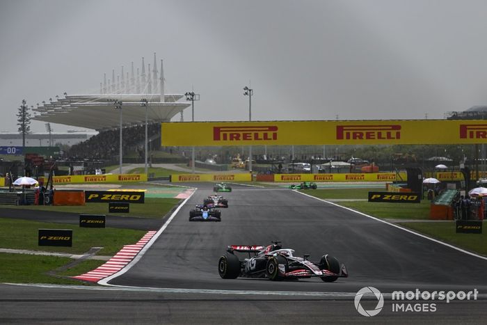 Kevin Magnussen, Haas VF-24, Esteban Ocon, Alpine A524, Nico Hulkenberg, Haas VF-24