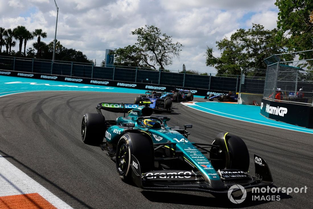 Fernando Alonso, Aston Martin AMR24, Alex Albon, Williams FW46, Esteban Ocon, Alpine A524