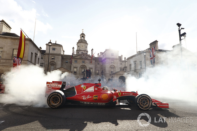 Sebastian Vettel, Ferrari SF70H, donut yapıyor