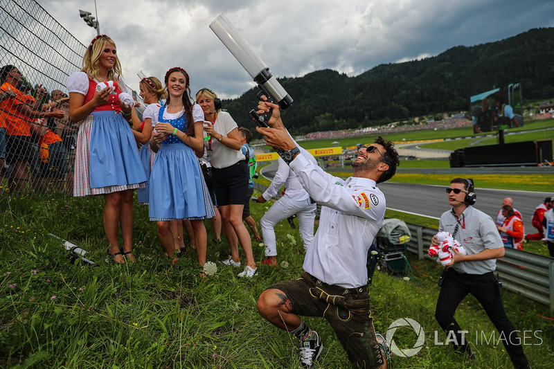 Com a ajuda de Daniel Ricciardo.