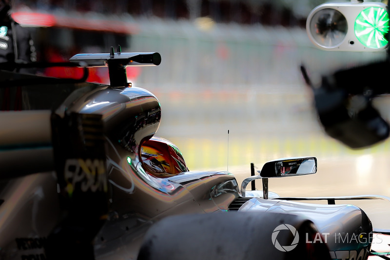 Lewis Hamilton, Mercedes-Benz F1 W08 pitstop