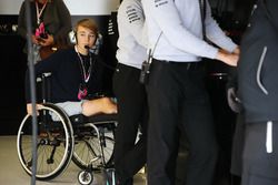 El piloto de Fórmula 4 Británica Billy Monger visita el garaje de AMG Mercedes