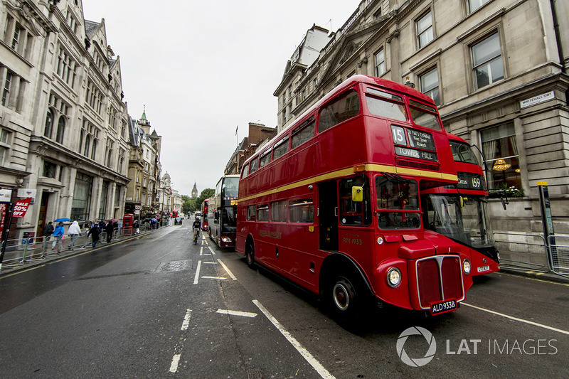 Een blik op Whitehall road met een London-bus