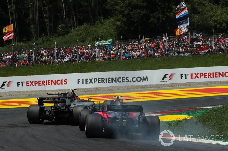 Kevin Magnussen, Haas F1 Team VF-17, Carlos Sainz Jr., Scuderia Toro Rosso STR12 pozisyon mücadelesi